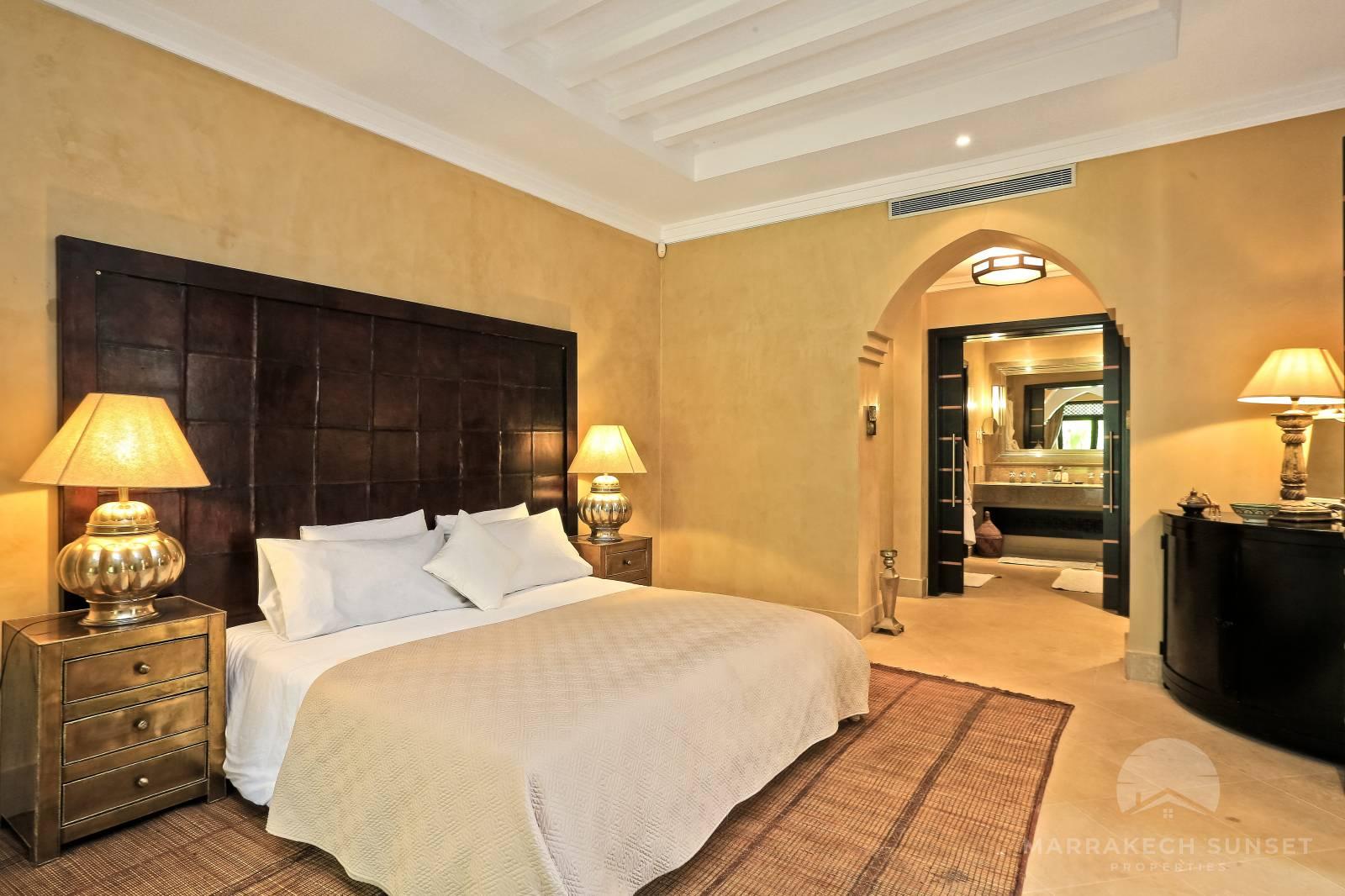 Élégant Riad style villa de 03 Chambres à vendre dans le complexe résidentiel de luxe The Four Seasons Marrakech.